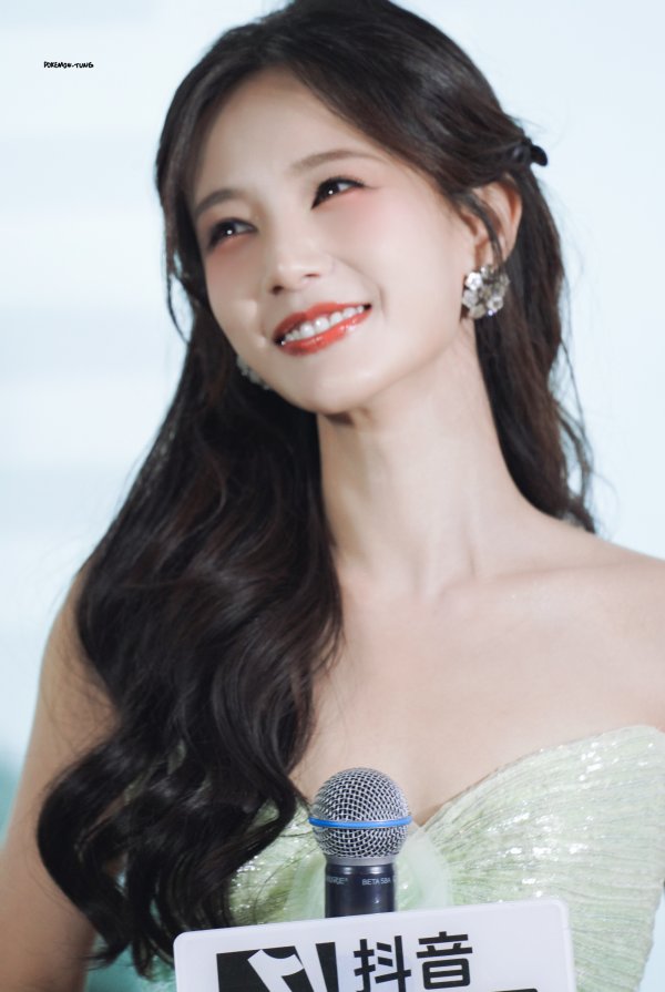 开云(中国)kaiyun网页版登录入口眉眼间透出顺心光感李一桐薄荷绿裙太崭新-开云「中国」kaiyun网页版登录入口